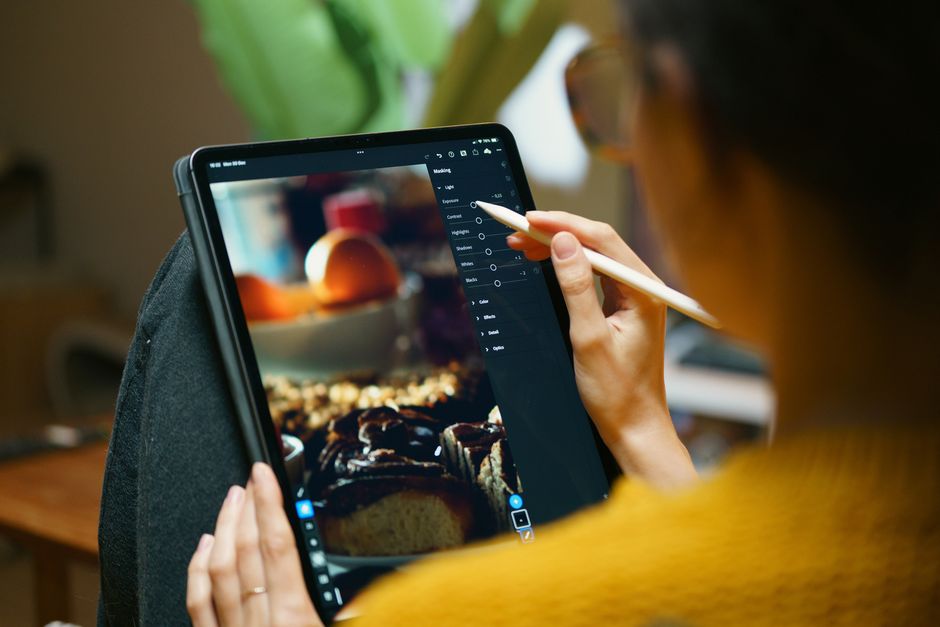 Evaluating AI-generated art tools